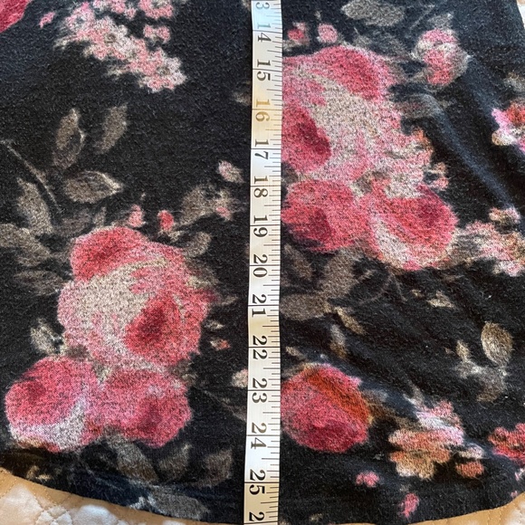 5 for $12. Lightweight long sleeve floral top, fits like a large - Picture 5 of 6